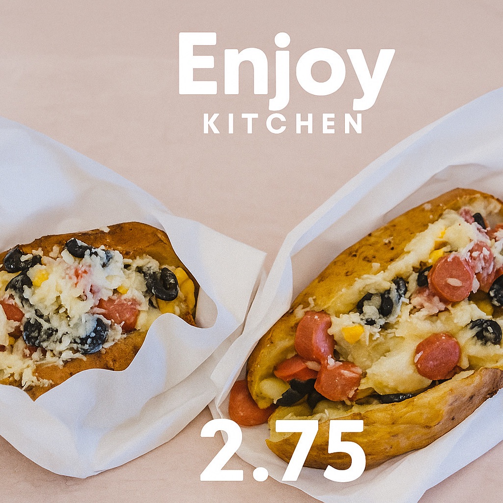 استمتع بأطيب البطاطا المحشوة من مطبخ Enjoy!
بطاطا مشوية على الطريقة الخاصة، محشوة بخليط غني من الجبنة الذائبة، شرائح النقانق، الزيتون الأسود، والذرة الحلوة، ملفوفة بورق وجاهزة للتقديم. وجبة خفيفة، مشبعة، ومثالية في أي وقت