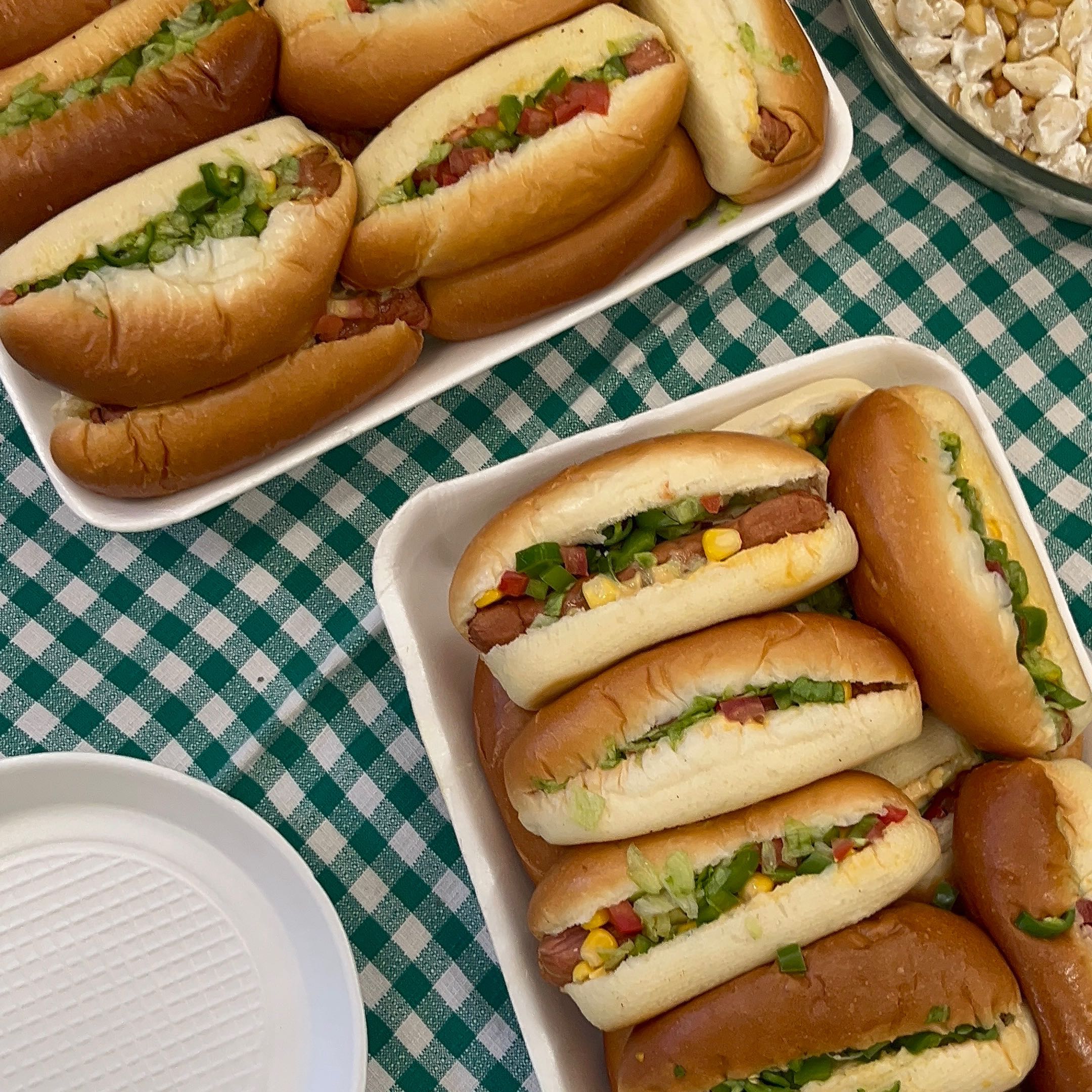 ساندوتش النقانق بحشوتها المميزه ونكهتها الغريبه ستصيبك بالادمان 😋 
فقط بـ نصف دينار 0,50 .