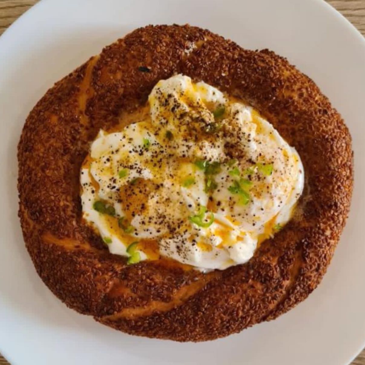 اسم: Çelbir
 فطور تركي مميز ونكهات لذيذة
مكوناتها: سميت تركي ، لبن يوناني ، بيض نصف استواء ، جبنة فرنسية بيضاء فاخرة