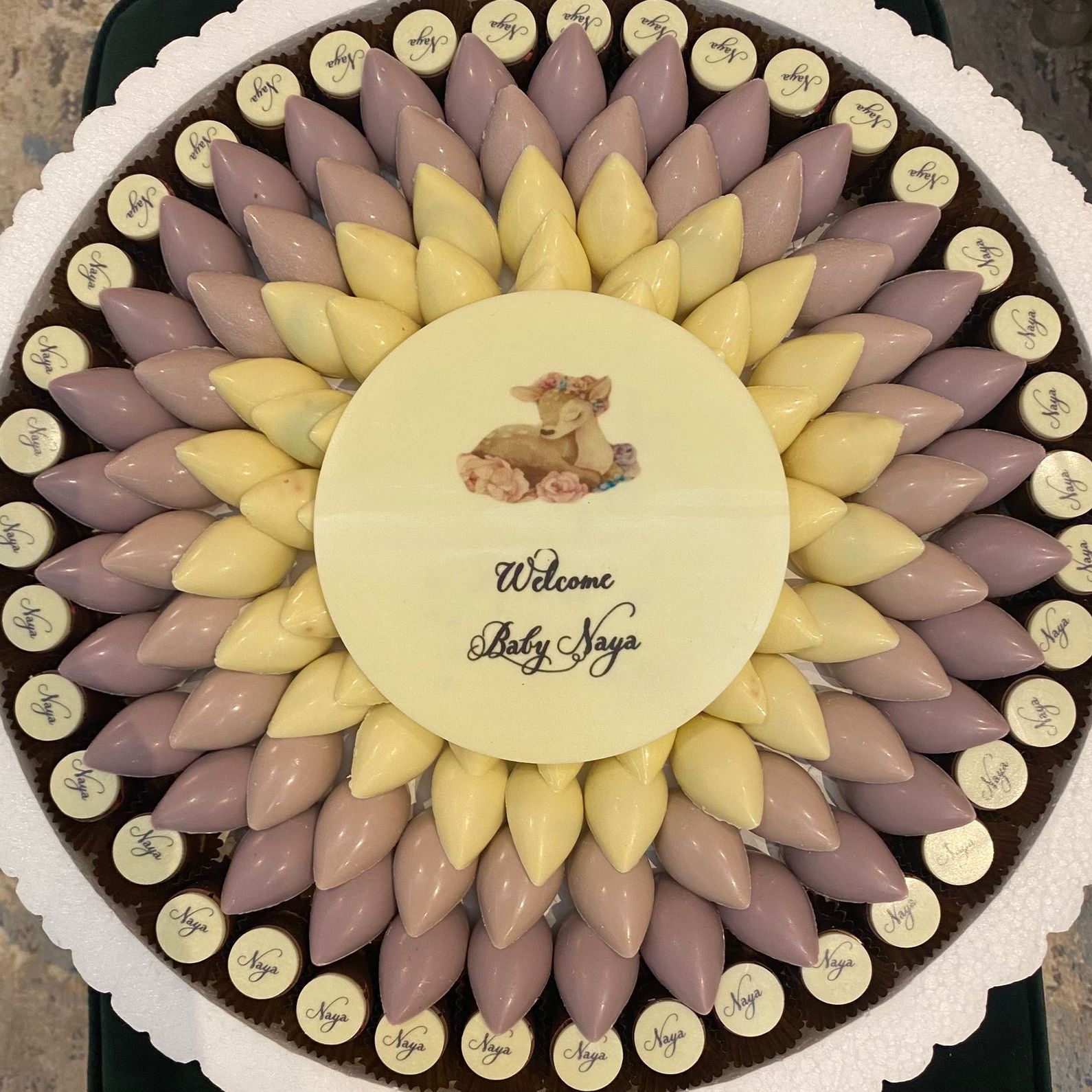 صحن مميز بألوان مميزه لمولوده مع لوقو من اختياركم وتغيير الألوان على الطلب