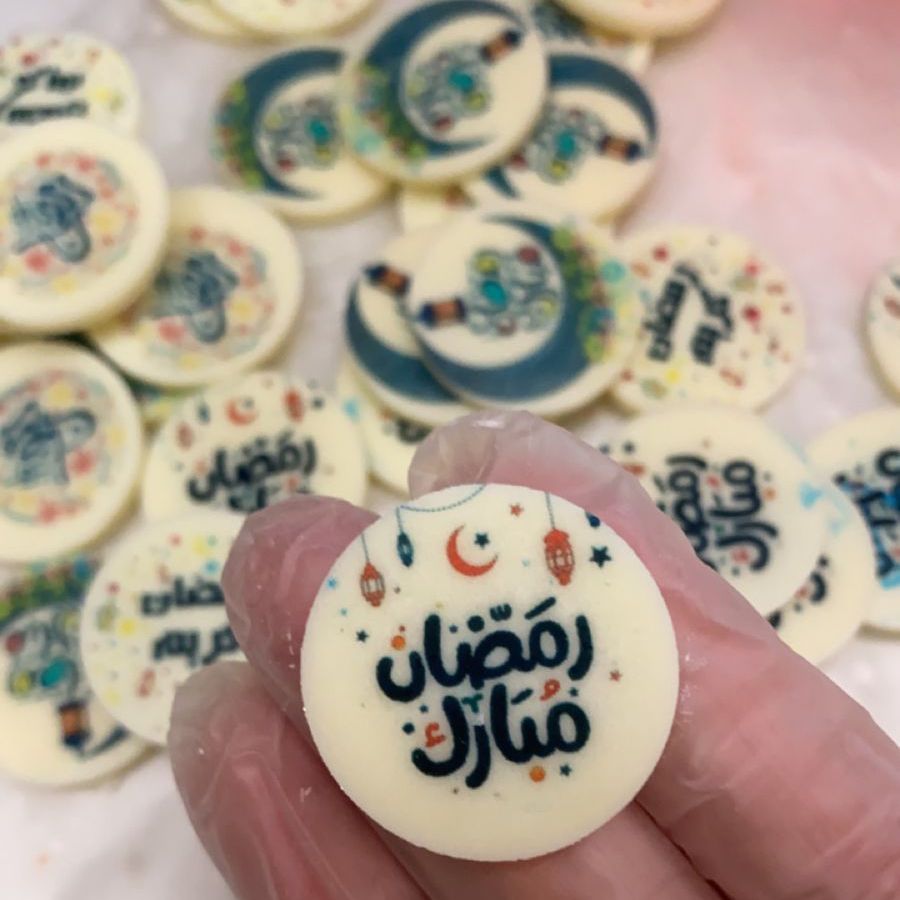 لوقو ٢سم يوضع على قطع الحلا او المهلبيه او الجلي او الكيك بالعبارات الي تختاروها اقل طلب ٢٠ حبه