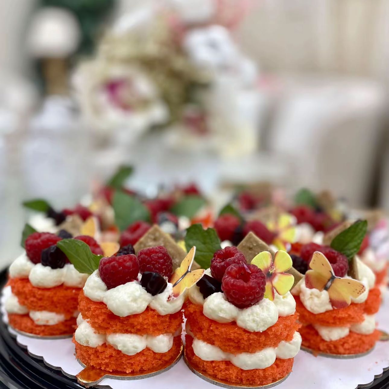 كيك رد ڤلفيت❤️❤️.
فخمة ومخملية ولون يشهي وجذاب…
وبتتقدم بلمناسبات بتغليف مميز وصيفي👌🏻😍.