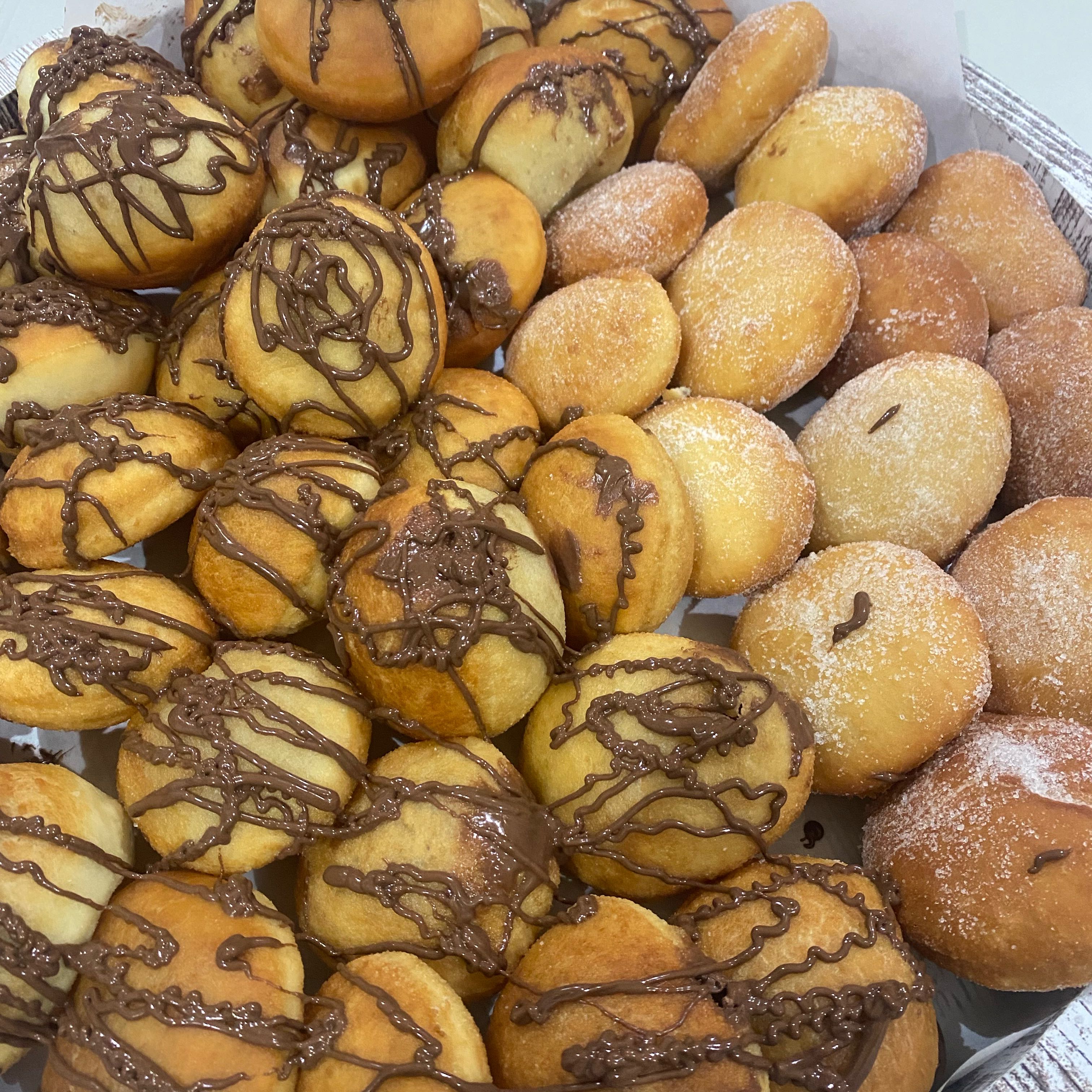 دوناتنا الطرية بالشوكولاته والسكر .. طعم يخلي يومك احلى🤤