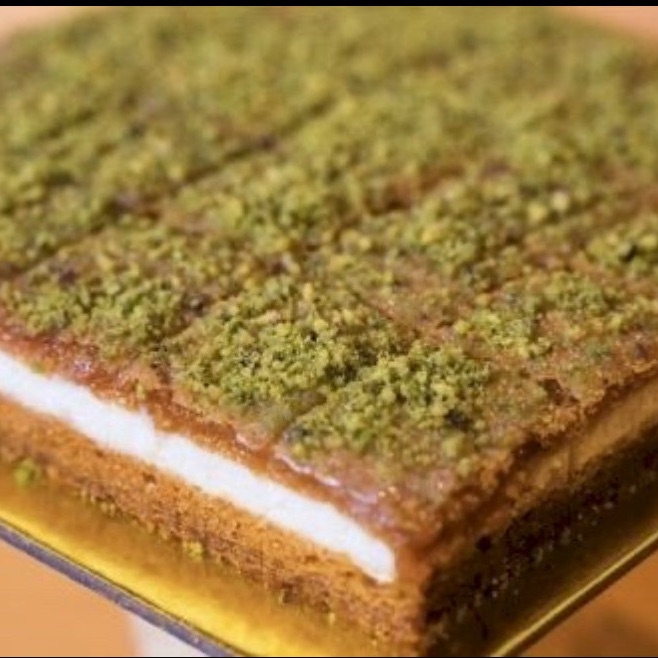 كيكة التوفي 
محشيه بالصوص ومزينه بالفستق الفاخر 
الطلب قبل ب ساعتين