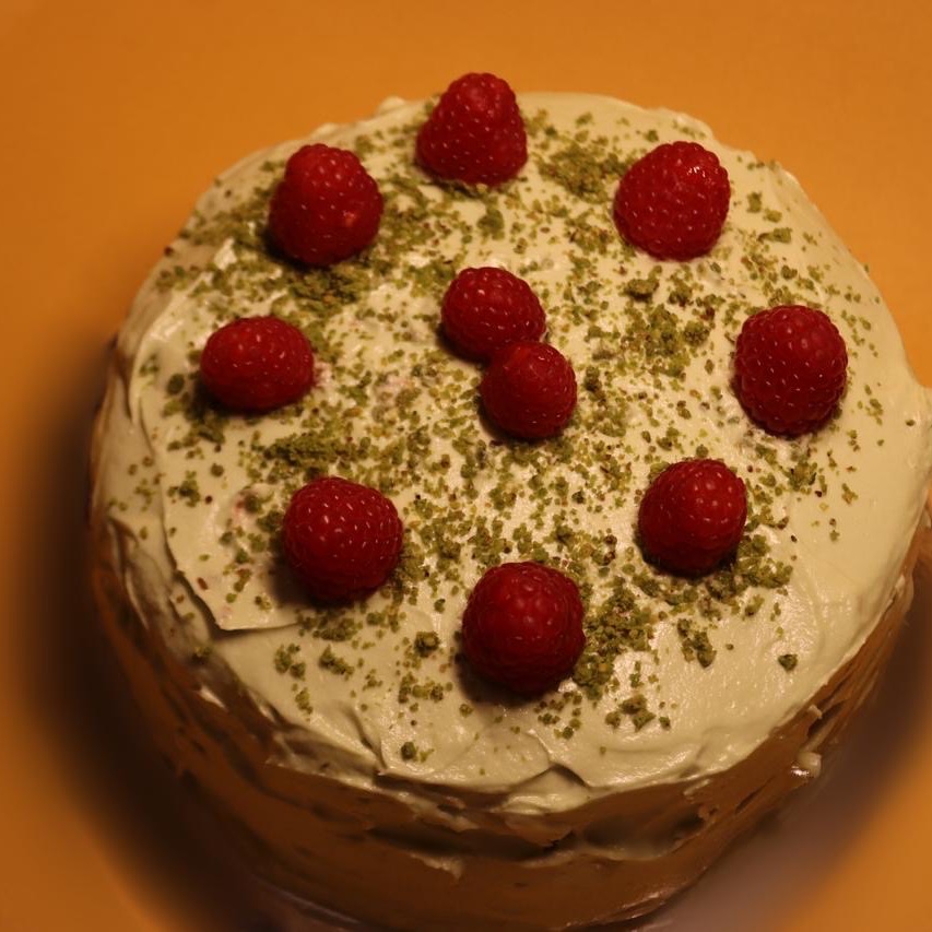 كيكة الفستق 
صنعت من اجود المواد تتميز بطعمها اللذيذ 
الطلب قبل ب ثلاث ساعات