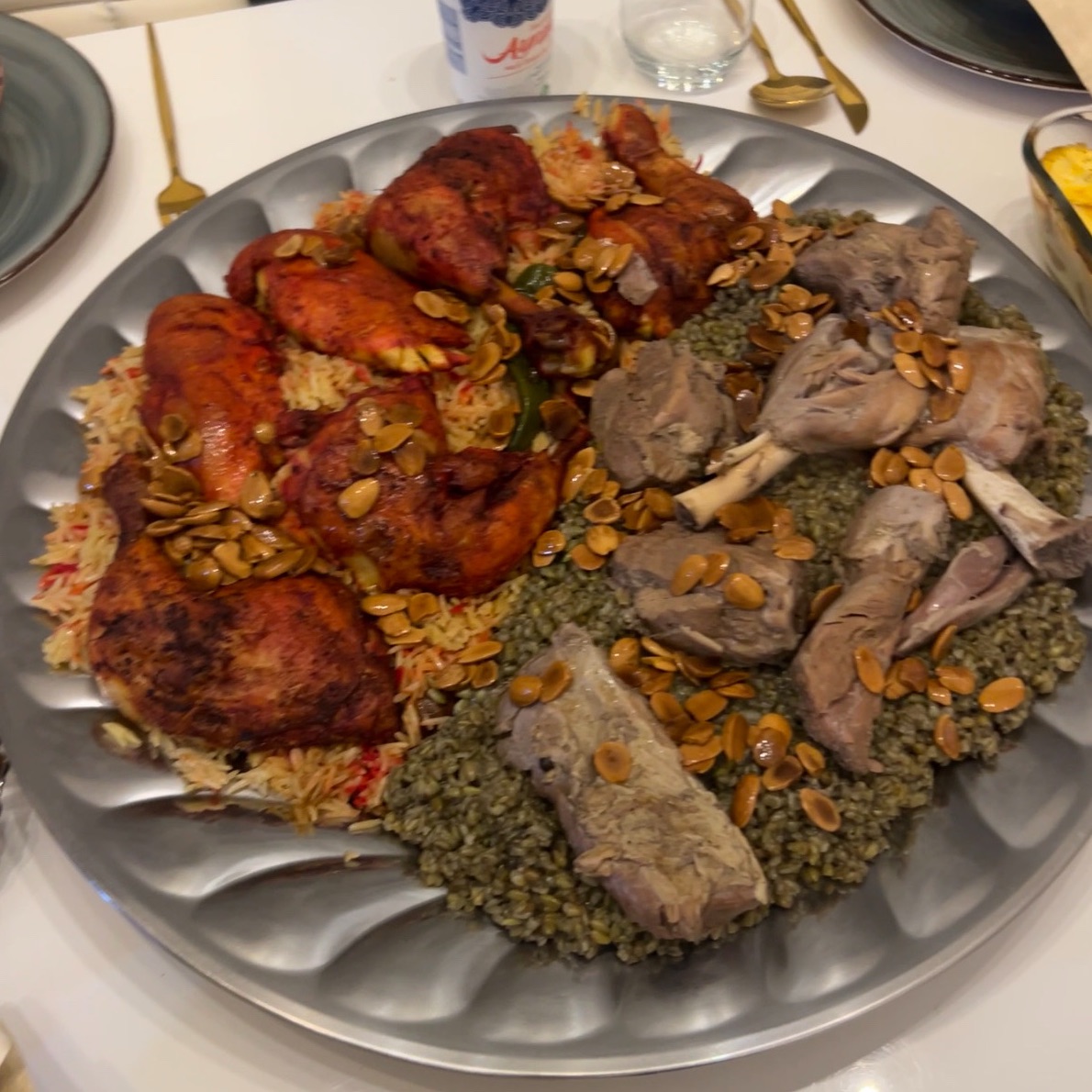 منسف فريكة ولحم ومندي
ل10 اشخاص