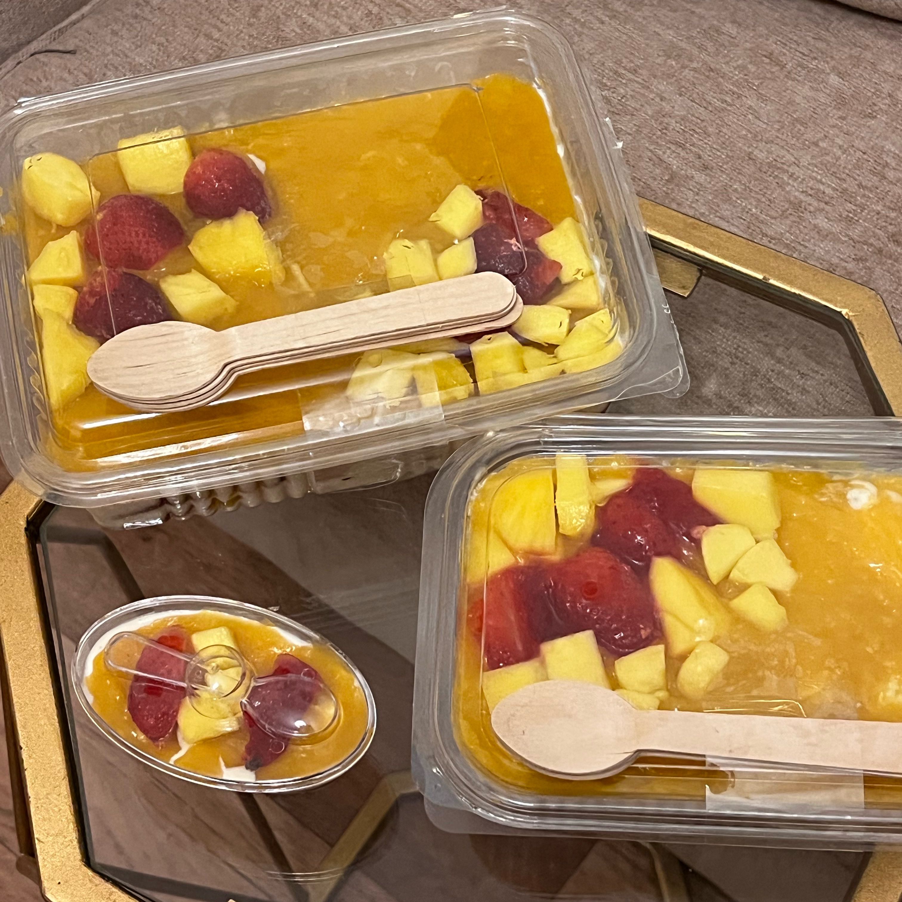 ✨ “ترفل منجا .. عالم من النكهات المميزة 🍫🥭 نقدم لكم أرقى أنواع الترفل والحلويات بطعم يذوب في الفم، صنع بحب وجودة عالية. حلا يجمع بين الفخامة والطعم الفريد.” ✨
