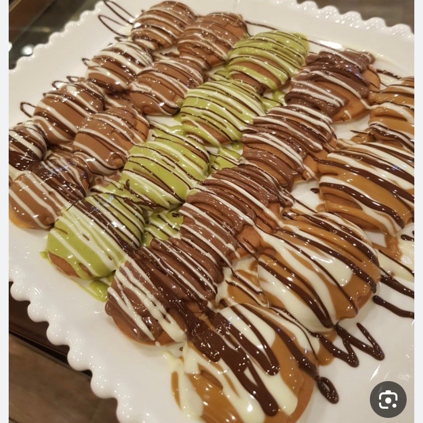 بان كيك طرى جدا بصوص الشكولاته وصوص البستاشيو