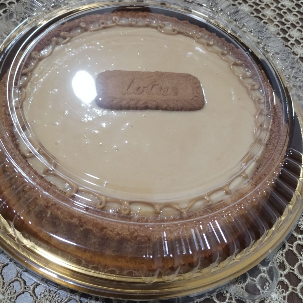 تارت اللوتس وكيكه الجزر وقرص عقيلي بنفس الشكل باختلاف التوبينج والنكهات
