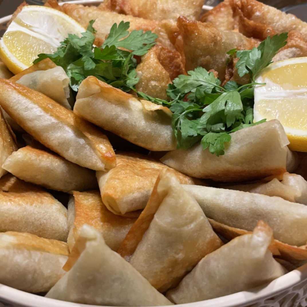 سمبوسه رقاق لحم وجاج وخضار وجبن