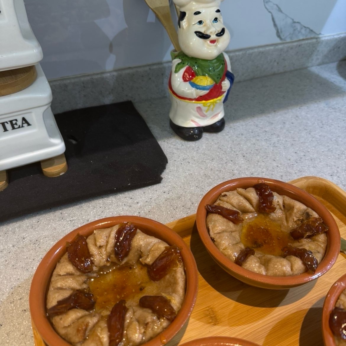 عريكه مكونه من دقيق بر وسمن وعسل وتمر
مع حافظه الفخر