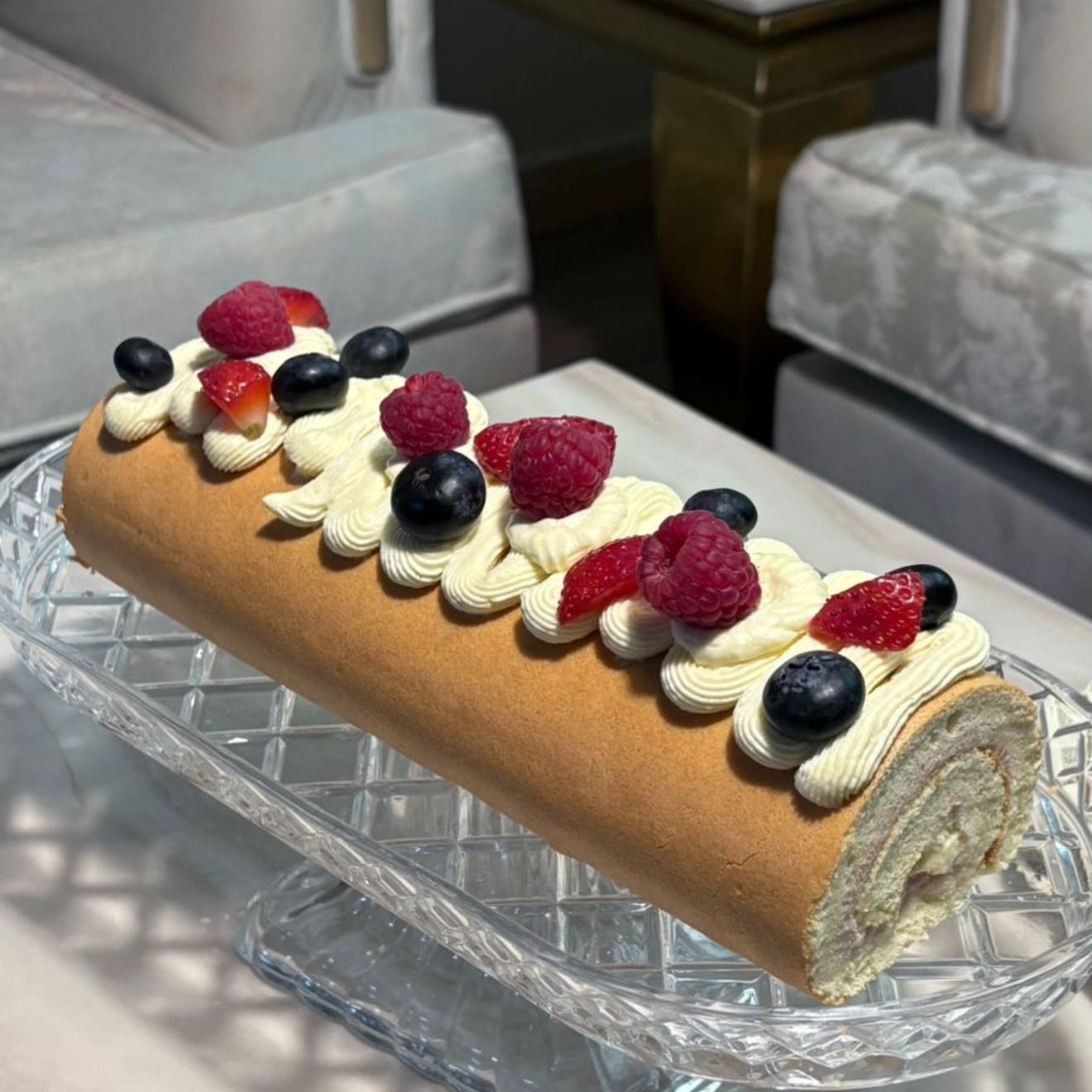 كيك رول بالفراولة والكريمة، هش وخفيف بطعم لذيذ ومتوازن، محشي بكريمة ناعمة وفراولة طازجة تضيف نكهة فخمة ومنعشة🍓🍰