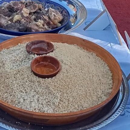 طبقين من لحم الابل محمر +كسكس الخماسي يقدم مع السمن الصحراوي والعسل