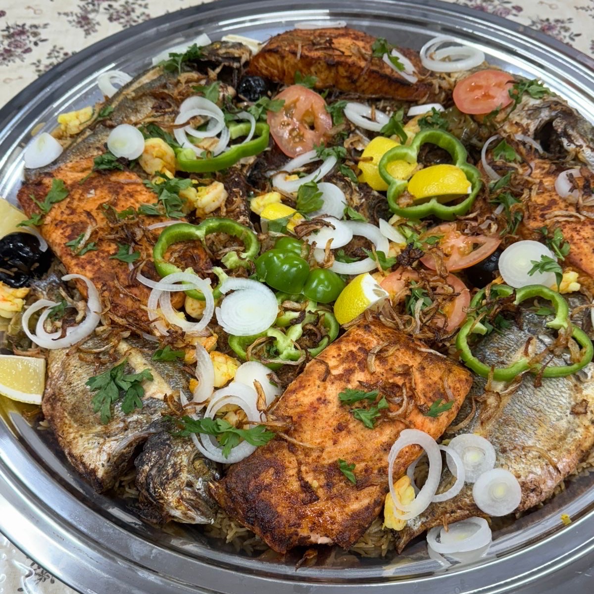 صياديه مع  ٣  انواع من السمك ( السلمون والدنيس دفتر ودنيس كامل وربيان ) 
الرز  ( ابيض ) او ( بني صياديه )وانواع السمك  على حسب الطلب