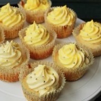 كيك زعفران مع الصوص الحليب