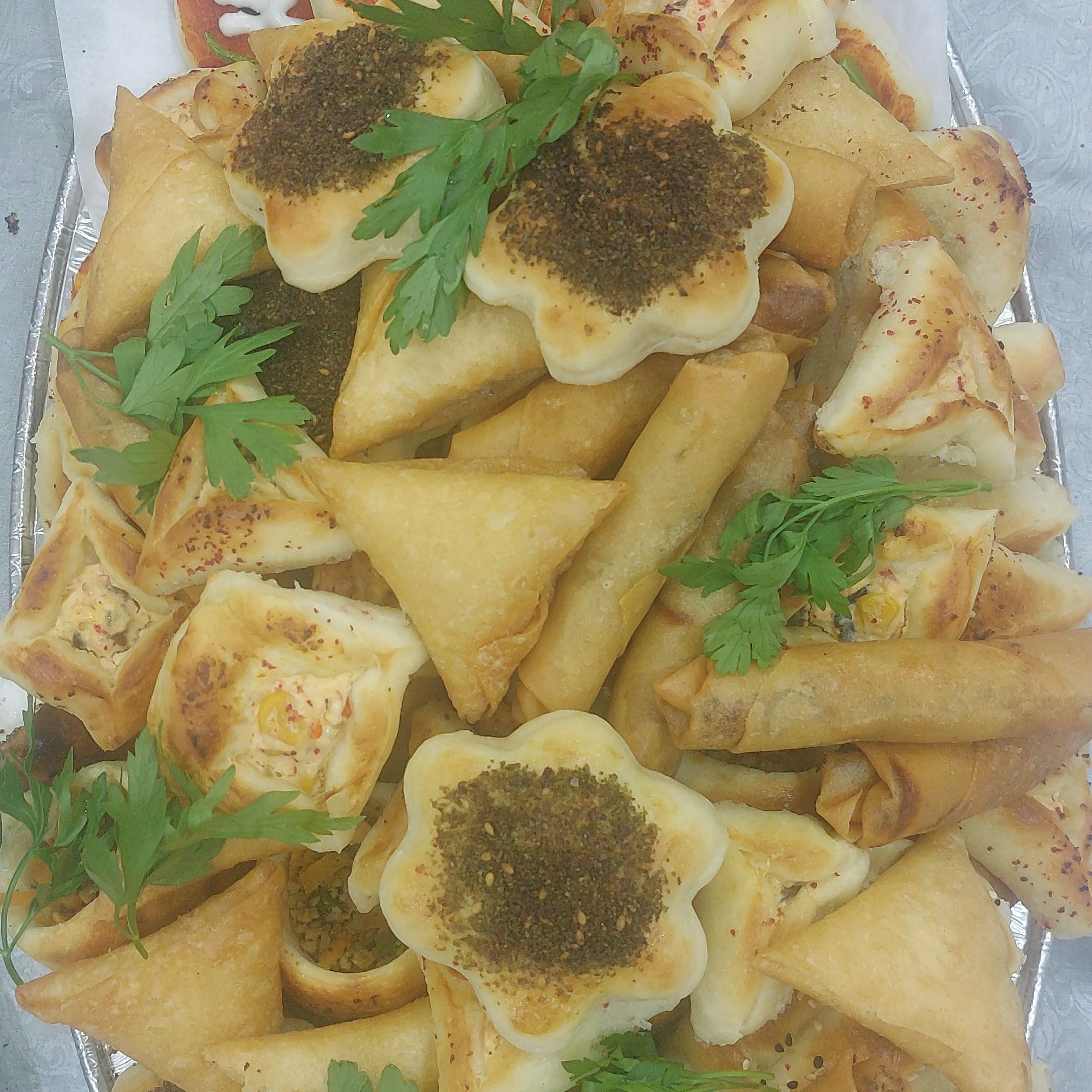 فطائر مشكله بحشوات مختلفه مع سمبوسه وسبنقرول بالدجاج