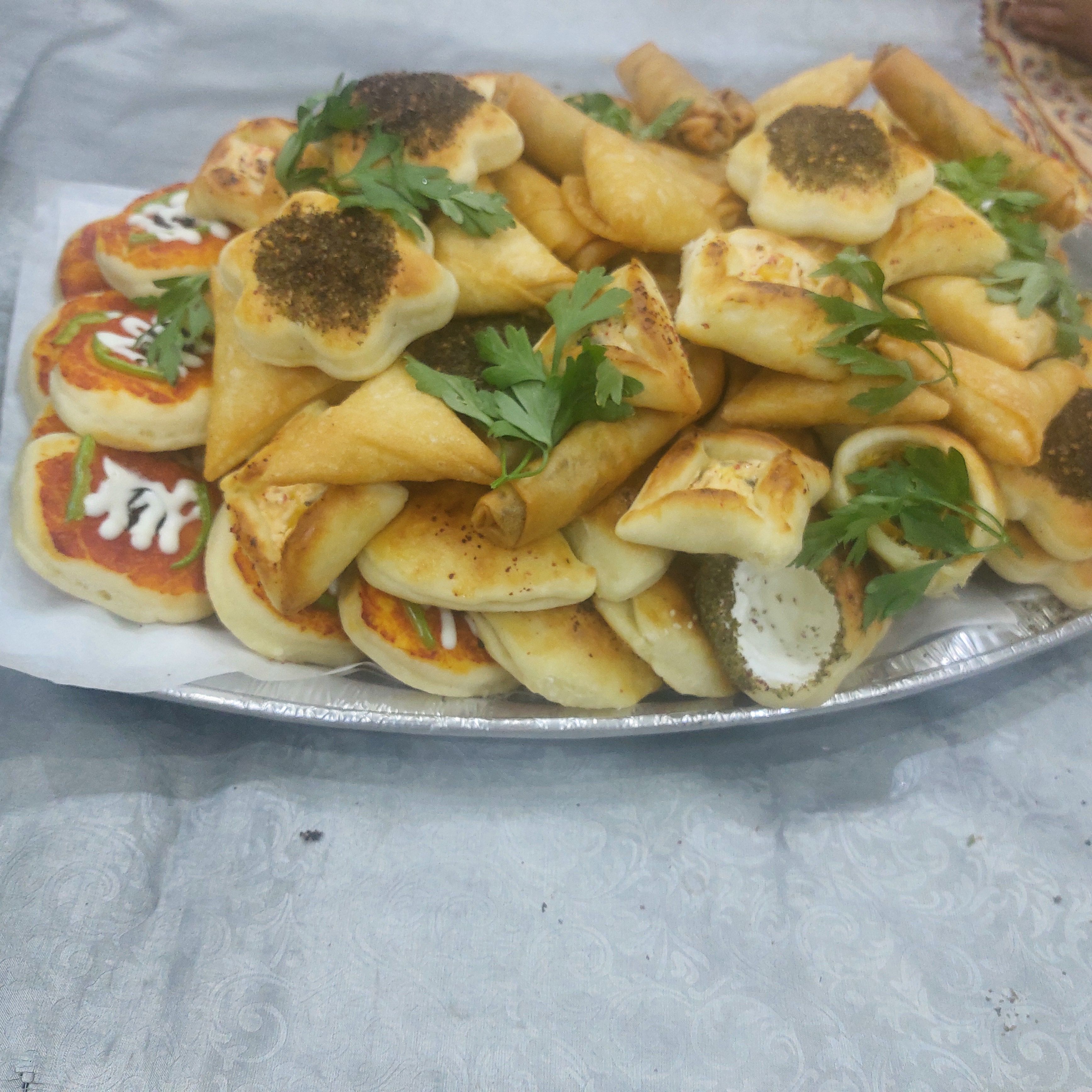 فطائر مشكله بحشوات مختلفه  
سمبوسة بالجبن والدجاج وسبنقرول