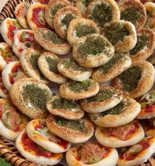 بيتزاء خضار ،بيتزاء زعتر قطنه ولذيذه وتجملكم في جمعاتكم وضيافتكم الشكل يتكلم