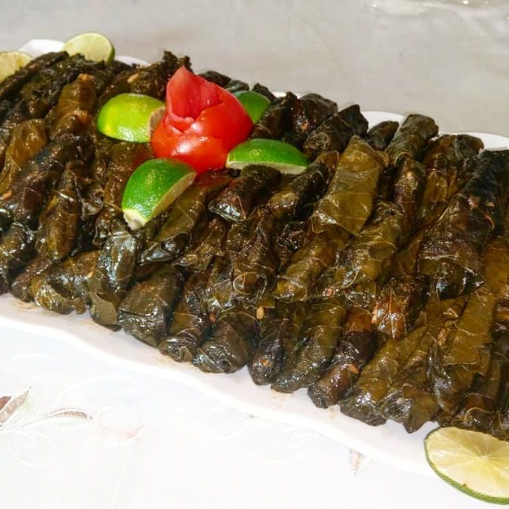 ورق عنب بالزيت والليمون ودبس الرمان