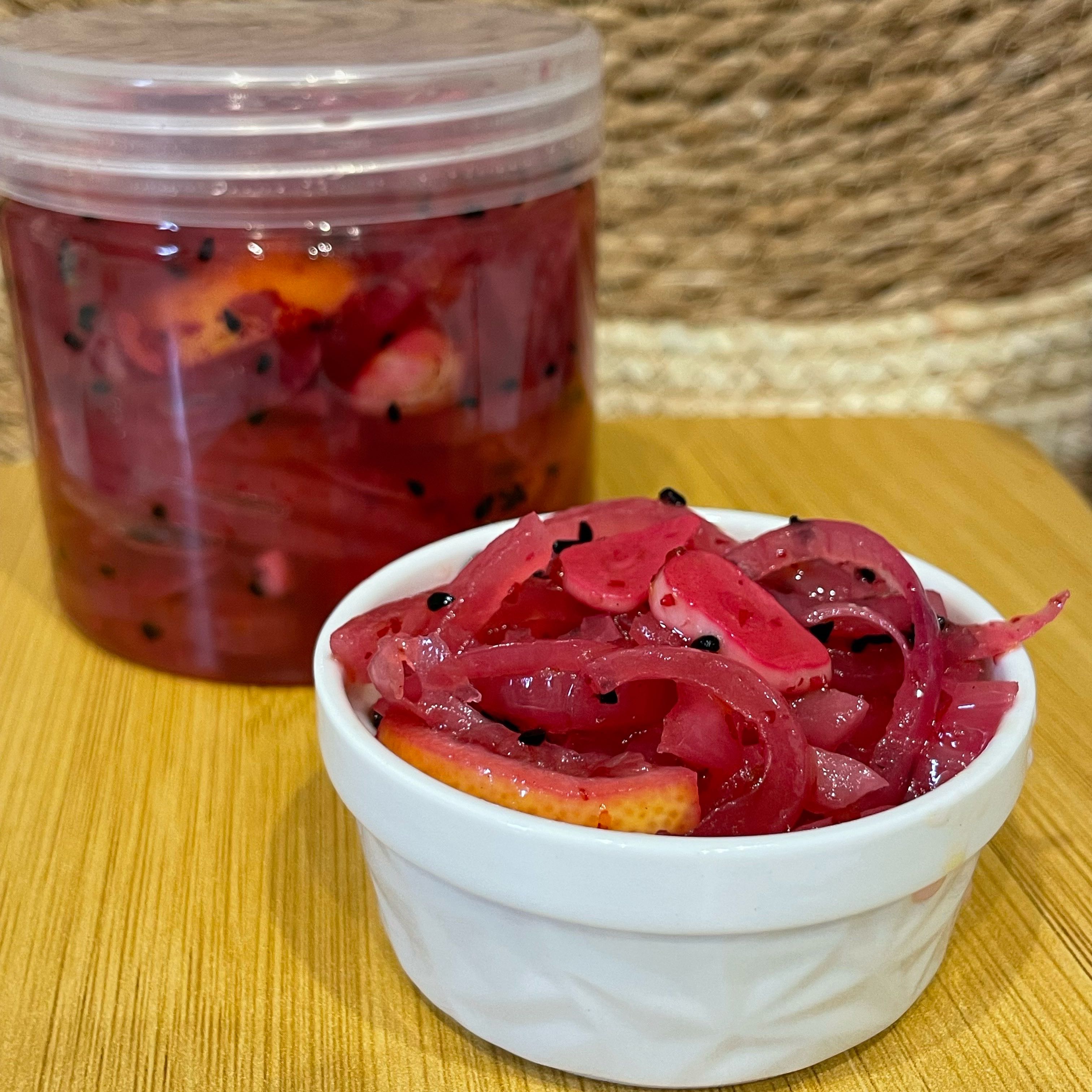 مخلل البصل من تورشي
بصل طازج مختار بعناية، مخلل بطريقة متوازنة تجمع بين الحموضة الخفيفة والنكهة الغنية.
يضيف لمسة مميزة لكل وجبة، ويقدَّم مع المشاوي، السندويشات، والأطباق الشرقية.