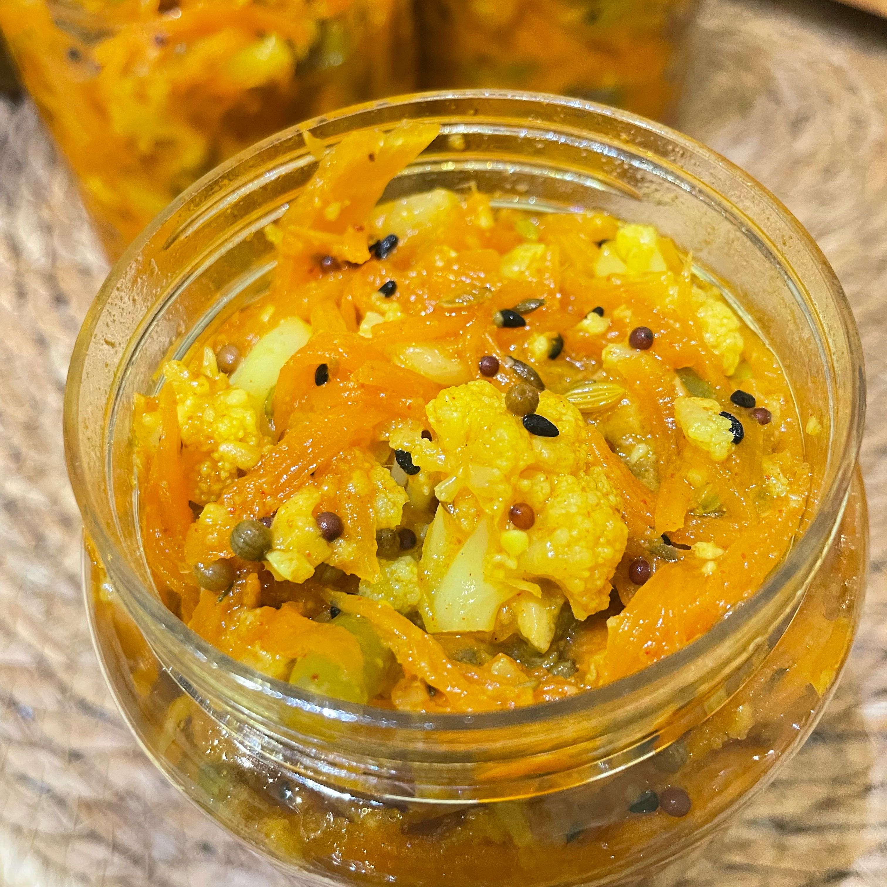 مخلل حجازي – تورشي
تشكيلة مميزة من الخضار المختارة بعناية، مخللة على الطريقة الحجازية بنكهة حارة ومتوازنة تجمع بين الحموضة والبهارات الأصيلة.
طعمه قوي ويضيف روح خاصة للسفرة، خصوصًا مع الأكلات الشعبية والمشويات.