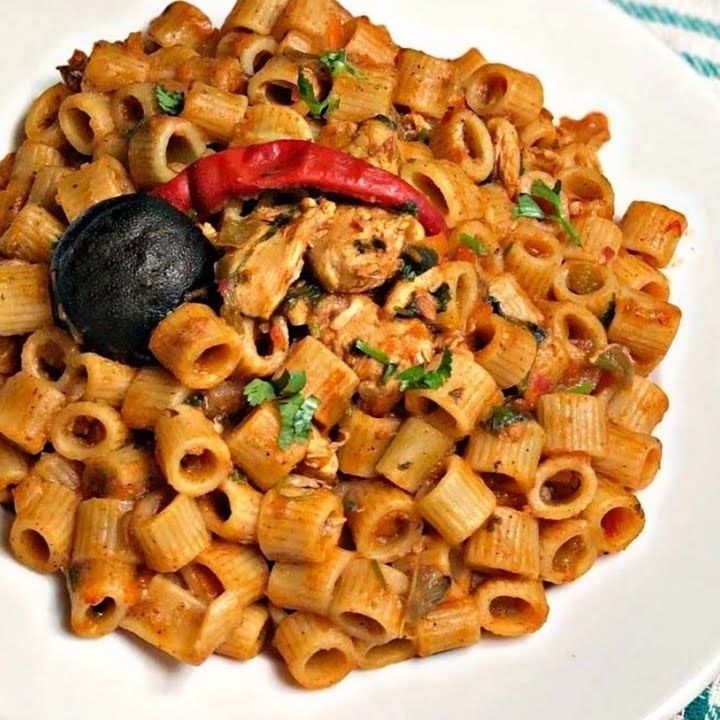 مكرونة "البيت الأصيل".. دفء النكهة في كل حبة! 🍝🔥 لمحبي الأطباق التي تجمع بين البساطة والفخامة، نقدم لكم طبق المكرونة بالدجاج المحضر على طريقتنا الخاصة. بخبرة 7 سنوات، استطعنا ضبط "التسبيكة" المثالية التي تجعل من هذا الطبق البسيط وجبة لا تُنسى. ✨ ما الذي يميز مكرونة "إتقان السبع"؟ الدجاج المتبل: قطع دجاج طرية ومشبعة بالتتبيلة، مطهوة مع المكرونة لتمتص كل النكهات. الصلصة الغنية: مزيج متوازن من الطماطم الطازجة والبهارات العربية التي تمنح الطبق لونه الجذاب وطعمه العميق. النكهة المدخنة: الطبق مزين بـ اللومي الأسود والفلفل الحار، ليضفي تلك اللمسة العربية الأصيلة التي تميز مطبخنا المنزلي. قوام مثالي: مكرونة مطهوة بدقة لتكون متماسكة ومشبعة بالصوص في آن واحد، مع رشة من الكزبرة الخضراء المنعشة. لماذا تطلب أطباقنا الرئيسية؟ جودة لا تُعلى عليها: نستخدم أجود أنواع المكرونة والدجاج الطازج يومياً. سر النفس الطويل: خبرتنا في عالم الحلويات جعلتنا نقدّر أهمية "المقادير الموزونة"، وهذا ما ستجده في ملوحة وحرارة أطباقنا. وجبة متكاملة: طبق مشبع، لذيذ، ويصلك ساخناً كأنه خرج للتو من فرن منزلنا. "مكرونة تذكرك بطعم زمان.. نكهة قوية، جودة منزلية 🏠، وأتقان خبير.