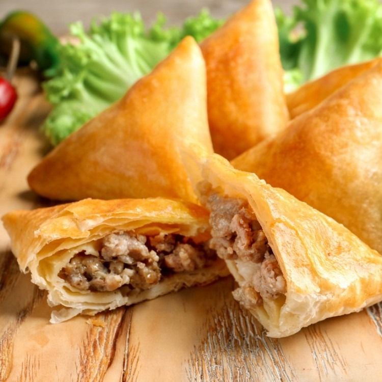 سمبوسة "الذهبية".. قرمشة ملكية وحشوة غنية! 🥟✨ لا تكتمل السفرة إلا بـ السمبوسة، ونحن نقدمها لكم بمستوى جديد من الإتقان واللذة. سرنا يكمن في التوازن المثالي بين العجينة الهشة الرقيقة والحشوة المتبلة بسخاء. ✨ سر تميز سمبوستنا: القرمشة الذهبية: عجينة خفيفة جداً، تُقلى (أو تُخبز) لتصلكم بلون ذهبي متوهج وقوام مقرمش من الخارج وطري من الداخل. الحشوة الفاخرة: نستخدم أجود أنواع اللحوم الطازجة، المفرومة ناعماً والمطهوة مع خلطتنا السرية من البهارات العربية والبصل المكرمل الذي يعطي نكهة "بيت" أصلية. طبقات من الإبداع: تماماً كما نتقن طبقات الكيك، نتقن طبقات العجين لضمان عدم امتصاص الزيت، لتبقى خفيفة على المعدة وشهية في كل قمة. لماذا هي الخيار الأول لزبائننا منذ 7 سنوات؟ دقة التنفيذ: كل حبة سمبوسة ملفوفة بعناية فائقة لضمان ثبات الحشوة وشكلها الجمالي المرتب على المائدة. طزاجة المكونات: تُحضر حشواتنا يومياً بمكونات طازجة 100%، دون استخدام أي مواد حافظة. مثالية للجمعات: سواء كانت غداءً عائلياً أو ضيافة رسمية، سمبوستنا هي الطبق الذي يتفق عليه الجميع. "قرمشة تأخذك لعالم ثاني.. طعم أصيل، وشغل يد خبيرة تعرف أسرار المقادير