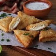 سمبوسة "الأجبان الفاخرة".. قرمشة من الخارج، ونعومة تذوب في الداخل! 🧀✨ لمحبي اللمسة المخم