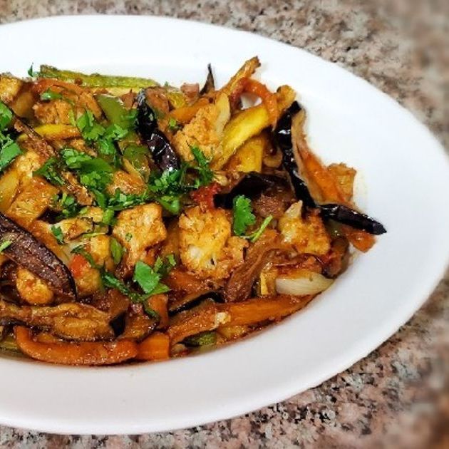 مصقعة "إتقان السبع سنوات".. خضار طازجة بتسبيكة ملكية! 🥘✨ لمحبي الأطباق المنزلية التي تدفئ القلب، نقدم لكم طبق الخضار المشكل (المصقعة) المحضر على أصوله. نختار لكم أجود أنواع الخضار لنقدمها لكم بنكهة "ناطعة" وتتبيلة موزونة تعكس شغفنا بالطهي الأصيل. ✨ ما الذي يميز طبقنا؟ تنوع غني وسخي: تشكيلة مختارة من الباذنجان، البطاطس، الكوسا، والفلفل الرومي، مطهوة بعناية لتحافظ على قوامها المثالي. تسبيكة احترافية: صوص طماطم غني، مطهو ببطء مع الثوم والبهارات العربية ليعطي طعماً عميقاً ومتجانساً في كل لقمة. اللمسة الطازجة: نزين طبقنا برشة من الكزبرة الخضراء المنعشة التي تكسر حدة النكهات وتضيف شكلاً جمالياً يفتح الشهية. نظافة وإتقان: كل قطعة خضار مقطعة ومنظفة بدقة، تماماً كما تتوقعون من خبيرة في عالم الحلويات والطبخ لأكثر من 7 سنوات.
