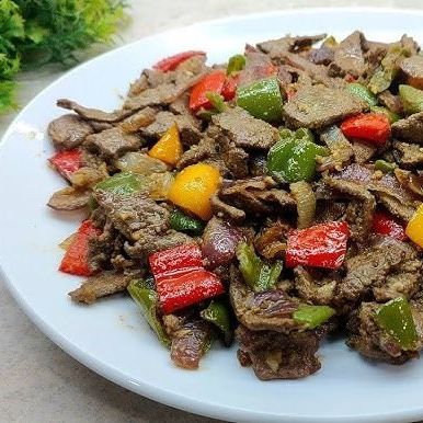كبدة "إتقان السبع سنوات".. حميسة غنية بنكهة البيت واللمة الدافئة! 🥘🔥 لمحبي المذاق الأصيل والنكهات القوية، نقدم لكم طبق الكبدة المحضر بعناية فائقة. نجمع فيه بين طراوة المكونات وحرارة البهارات الموزونة، لنقدم لكم وجبة "تفتح النفس" وتليق بجمعاتكم. ✨ ما الذي يميز طبق الكبدة لدينا؟ نكهة ناطعة وموزونة: نستخدم أجود أنواع الكبدة الطازجة، المحموسة مع مزيج سري من البهارات التي تبرز طعمها الأصيل. توليفة الألوان والنكهات: مطهوة مع تشكيلة ملونة من الفلفل الرومي البارد والبصل المكرمل، مما يضيف حلاوة طبيعية وقواماً رائعاً لكل لقمة. القوام المثالي: نعتمد على خبرتنا الطويلة لضمان نضج الكبدة مع الحفاظ على طراوتها، لتكون تجربة الأكل سهلة وممتعة. شغل يدوي نظيف: كل قطعة مقطعة ومنظفة بدقة متناهية، تماماً كما تتوقعون من خبيرة تهتم بأدق التفاصيل في مطبخها الخاص. لماذا تطلبين من "مطبخ النخبة"؟ طعم لا يُعلى عليه: ندمج بين دقة صنع "حلويات الماربل" واحترافية "الأطباق الرئيسية" لنقدم لكِ كبدة بمستوى عالمي. وجبة متكاملة: رفيق رائع بجانب أطباقنا من المصقعة أو كإضافة مميزة بجانب السمبوسة المقرمشة. تقديم مشرف: يصلكِ الطبق ساخناً ومنسق