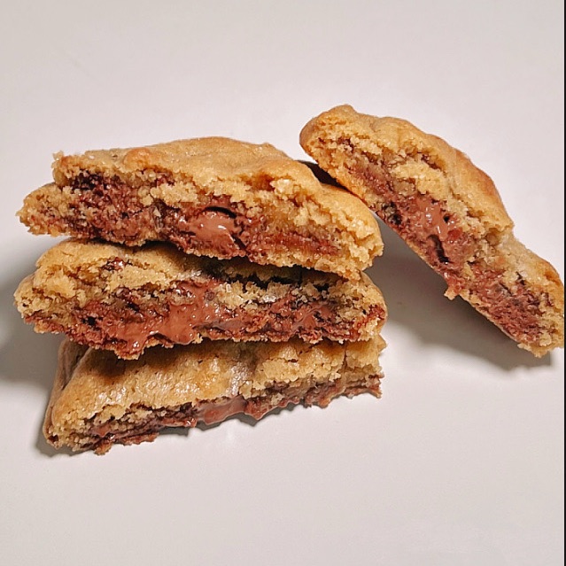 كوكيز كلاسيك محشي شوكلاته بلجيكية  .. القطعة صنعت بكل حب.