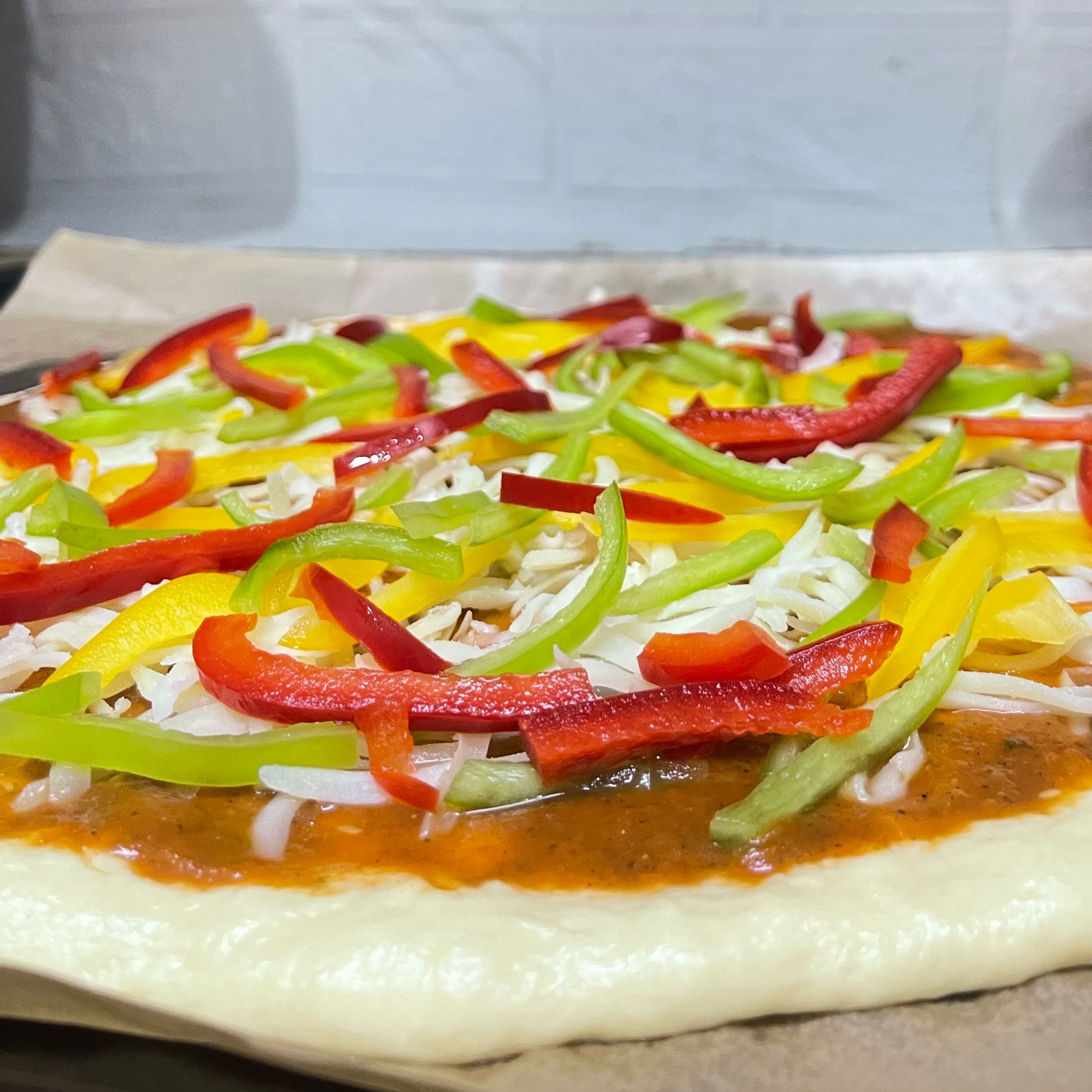 بيتزا خضار وجبن موزريلا قبل الاستواء 😋