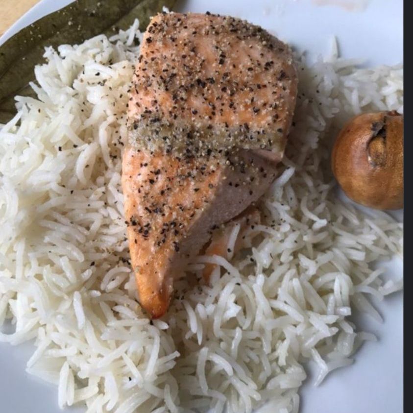 شريحة السلمون، مع الأرز الأبيض.