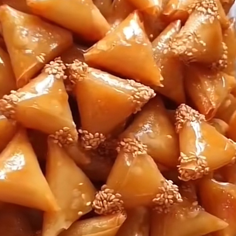 كرانشي اللوز : محشية باللوز   والعسل والسمسم