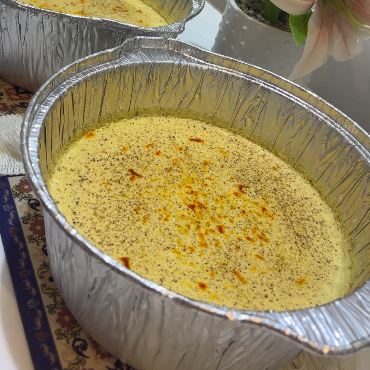 كرملة هيل وزعفران 🍮 شي فاخر من الاخر ممزوج بنكهات الهيل والزعفران يعطي مذاق مميز 🌱