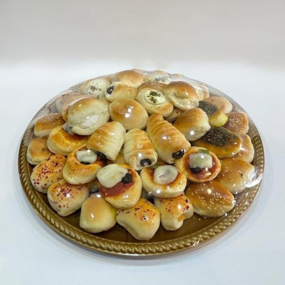 معجنات متنوعه جبن ونقانق وزعتر وبيتزا