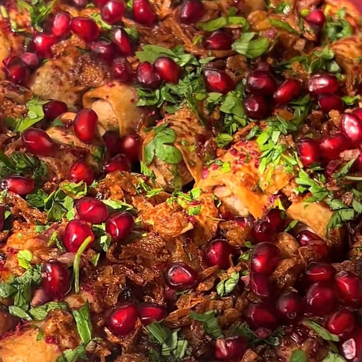 رولات مسخن دجاج 
محضر من صدور الدجاج  ومطبوخ بزيت الزيتون 
مع صوص الزبادي والسماق.والبصل المكرمل