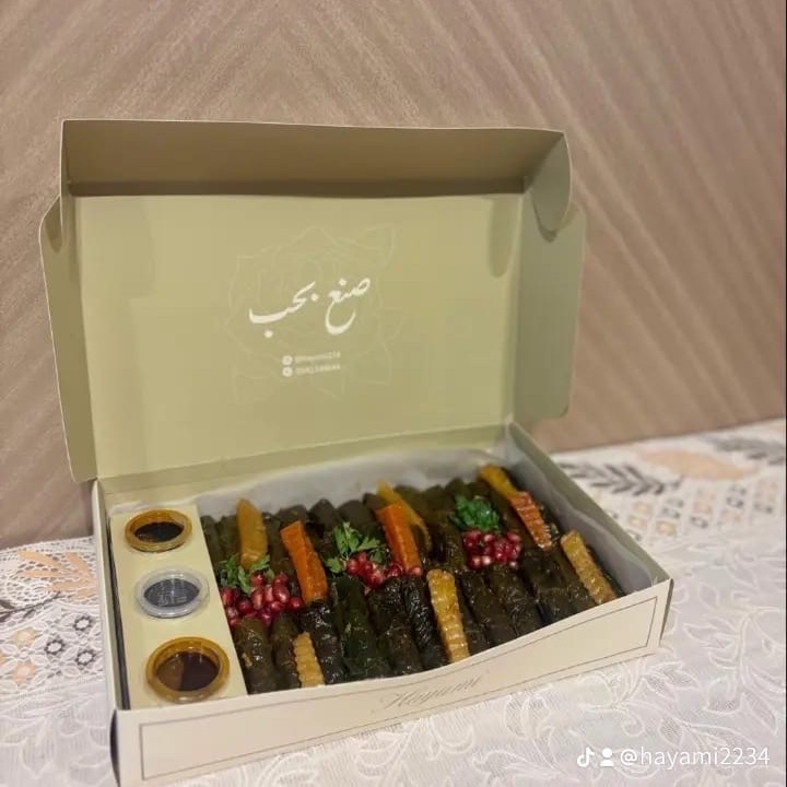 بوكسنا يجمع لك الطعم اللذيذ والتقديم الراقي 🍃✨ يحتوي على ورق عنب لذيذ وحامض، مع إضافات مرتبة وصلصات للتغميس 😋 والبوكس أنيق ومغلف بطريقة جميلة، مناسب لك وللعزائم والمناسبات 🎀🤍