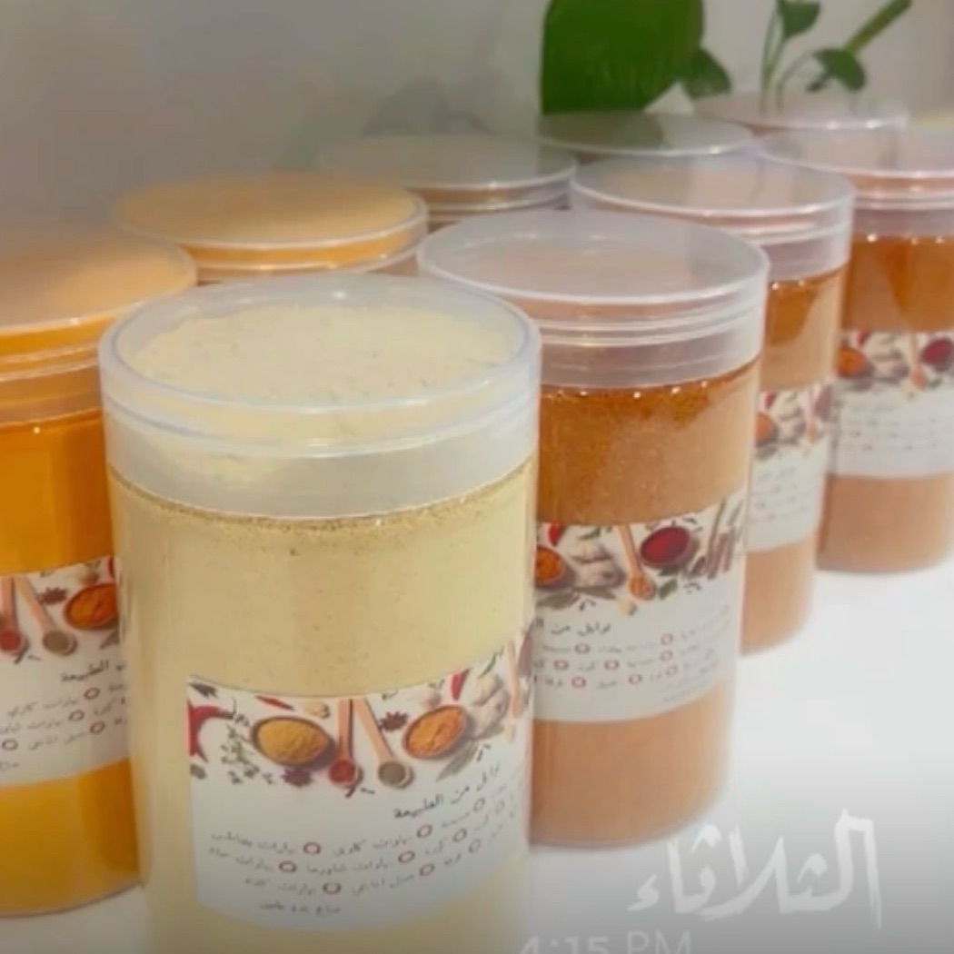 نكهة مستوحاة من أصالة المطبخ النجدي، بمزيج متوازن من التوابل العطرية التي تضيف للأطباق مذاقًا غنيًا ورائحة شهية. مناسبة للكبسة، المندي، المرق، الأرز واللحوم والدجاج، لتمنح كل طبق لمسة من النكهة السعودية الأصيلة. بهارات نجدية… أصالة تُذاق في كل لقمة �